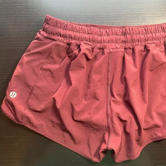 Lululemon Size 8 Hotty Hot 2.5" Short - Picture 2 of 3